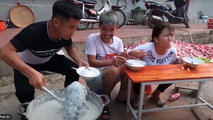 Ngoài ra, Sở Thông tin và Truyền thông tỉnh Bắc Giang đã vào cuộc, chỉ đạo thanh tra Sở xác minh, làm rõ. Đại diện Sở cho biết sẽ có biện pháp xử lý nghiêm về việc truyền bá những video, hình ảnh mất an toàn vệ sinh thực phẩm.