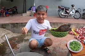 Mới đây, con trai Bà Tân Vlog đã thực hiện video nấu cháo gà còn nguyên lông gây bức xúc người xem. Sau đó, Youtuber này đã phải gỡ video này khỏi kênh.