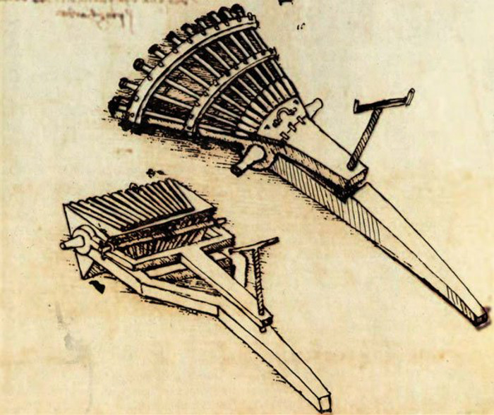 Da Vinci thiết kế 33 khẩu súng nhỏ gắn trên một khung quay. Xạ thủ có thể bắn vòng đầu tiên của vũ khí, sau đó xoay khung quay lại để bắn vòng tiếp theo gần như ngay lập tức. Mãi đến năm 1862, trong cuộc nội chiến Mỹ, vũ khí bắn liên thanh (Gatling Gun) mới được đưa vào sử dụng.