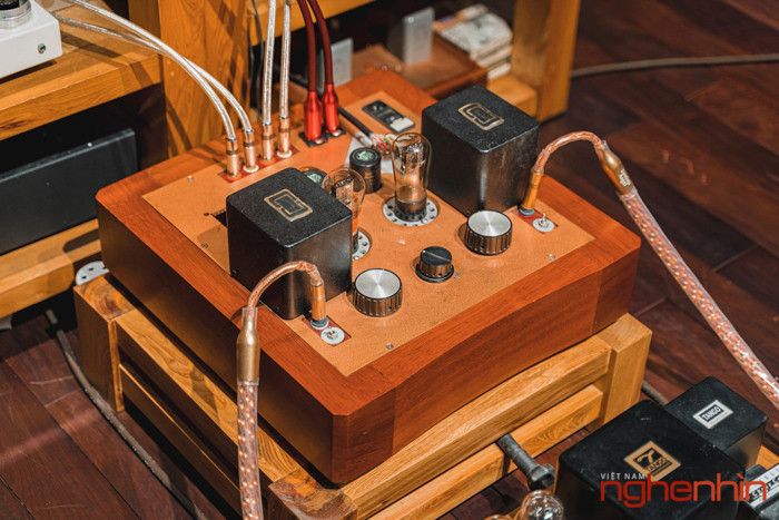 Preamp đèn chạy bóng 26 với cặp biến thế xuất âm rất hiếm của hãng Bartolucci (Ý)