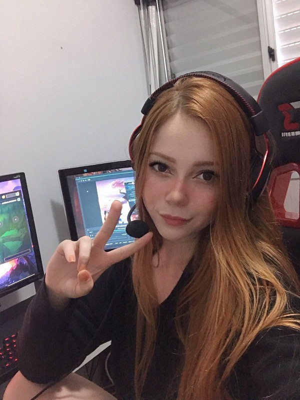 Nữ game thủ xinh đẹp thường chơi ở hai vị trí Đi rừng và Hỗ trợ. Đồng thời cô có sở trường sử dụng những vị tướng mở giao tranh và đòi hỏi kỹ năng cao như Thresh hay Rakan.