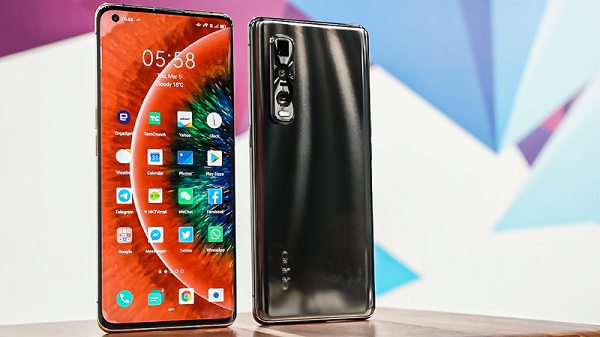 OPPO Find X2 Pro trang bị hệ thống 3 camera sau với cảm biến chính 48 MP cảm biến Sony IMX 689 cùng ống kính tiềm vọng 13 MP hỗ trợ zoom quang 5x đứng ở vị trí thứ 3 trong danh sách này.