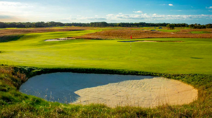 4. Shinnecock Hills: Đây là sân golf kiểu liên kết nằm trong một khu vực chưa hợp nhất của Thị trấn Southampton trên Đảo Long, New York, nằm giữa Vịnh Peconic và Đại Tây Dương. Shinnecock Hills Club được cho là câu lạc bộ golf lâu đời nhất ở Hoa Kỳ, có câu lạc bộ golf lâu đời nhất ở Hoa Kỳ, và là câu lạc bộ golf đầu tiên của Mỹ kết nạp thành viên nữ, điều mà nó đã làm từ đầu. Đây cũng là sân golf duy nhất tổ chức giải Mỹ mở rộng trong ba thế kỷ khác nhau.