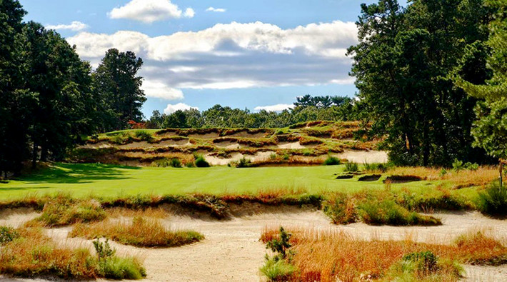 1. Pine Valley: Pine Valley là một sân golf ở Camden, phía nam New Jersey. Nó được xếp hạng sân golf số một trong 100 sân golf đẹp nhất của Tạp chí Golf ở Hoa Kỳ và Thế giới vào năm 2012, 2015 và 2019. Đây là một câu lạc bộ tư nhân và những người không phải thành viên chỉ có thể chơi nếu được mời. Pin Valley đã bảo đảm thứ hạng số một trong 100 khóa học golf vĩ đại nhất nước Mỹ năm 2019 của Golf Digest.