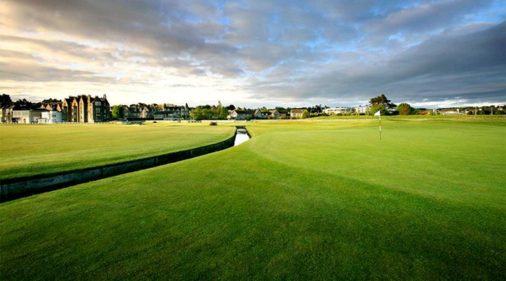 3. St Andrew (Old Course): Được coi là sân golf lâu đời nhất trên thế giới và thường được gọi là The Home of Golf . Đây là một sân golf công cộng trên vùng đất chung ở St Andrew, Fife, Scotland và được tổ chức tín nhiệm bởi The St Andrew Links Trust theo một đạo luật của Nghị viện. Câu lạc bộ Royal and Ancient Golf Club của St Andrew nằm cạnh tee đầu tiên, mặc dù đó là một trong nhiều câu lạc bộ có các đặc quyền chơi trên sân, cùng với công chúng.