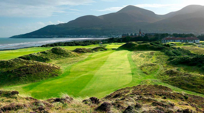 6. Royal County Down: Sân golf ở Bắc Ireland, nằm ở Newcastle, County Down. Nó mở cửa cách đây 131 năm vào ngày 23 tháng 3 năm 1889 và là một trong những sân golf lâu đời nhất ở Ireland. Nó có hai sân liên kết 18 hố, sân golf Championship và Annesley Links.