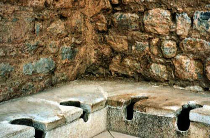 Nếu không có người Hy Lạp, nền văn minh của chúng ta chắc sẽ bẩn rất nhiều. Người Hy Lạp đã tạo ra bồn rửa mặt từ năm 200 trước Công nguyên, người Hy Lạp đã biết dùng một chậu rửa mặt có nước chảy để rửa tay.