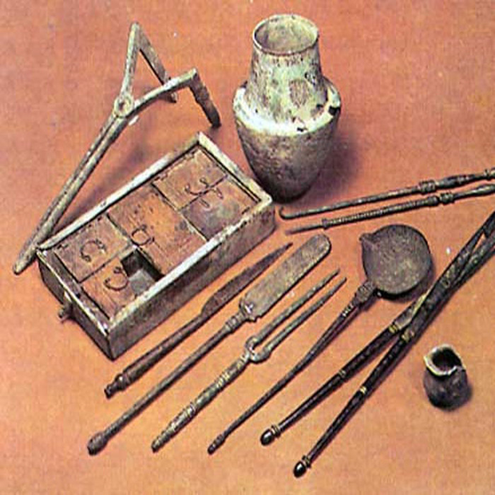 Sau khi phát minh ra giấy papyrus, người Ai Cập cổ đại nhận ra rằng họ cần một công cụ để có thể khắc hình lên đó. Xương và que sắt đã không còn được sử dụng, người Ai Cập cổ đại đã tạo ra bút sậy để dùng trên giấy papyrus. Những chiếc bút đầu tiên được làm từ cây trúc, sau đó họ dần chuyển loại bút trúc này sang dạng sơ khai của bút bi. Một đầu của cây bút được tạo thành hình tròn, làm đầu bút. Mực được đổ vào thân bút và chảy xuống ngòi bút.