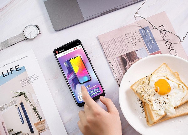 Smartphone mới của Vinsmart còn gây chú ý nhờ thiết kế đơn giản nhưng hiên đại, màn hình 6,5 inch, độ phân giải HD+, bộ nhớ trong của máy được mở rộng lên 64GB giúp người dùng lưu trữ nhiều hơn.
