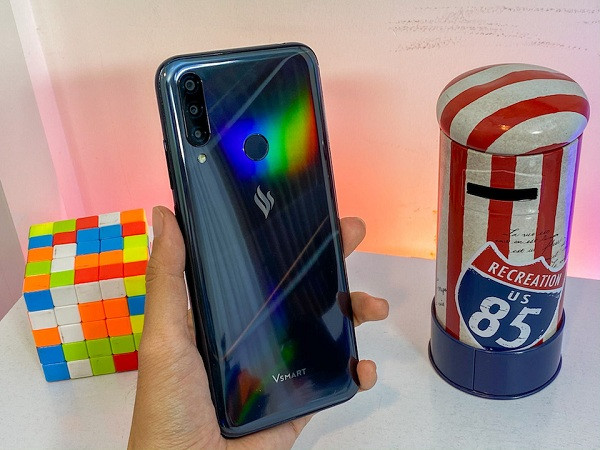 Vsmart Joy 3 phiên bản cấu hình cao RAM 4GB sẽ được lên kệ vào ngày 7/3 tới đây, đúng dịp các anh đang đau đầu lựa chọn quà tặng 8/3 tặng nửa kia của thế giới dịp Quốc tế phụ nữ. Đây là một trong những model hiếm hoi thuộc phân khúc điện thoại 3 triệu đồng được trang bị hệ thống 3 camera sau cực xịn.