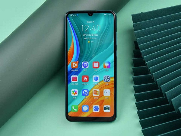 Huawei Enjoy 10e sở hữu nhiều đặc tính nổi bật như pin khủng, màn hình lớn, camera kép, đặc biệt có thể hỗ trợ sạc ngược cho các thiết bị khác thông qua cổng micro USB. Hiện smartphone này có 3 phiên bản màu sắc đẹp và sang trọng cho các chị em lựa chọn.