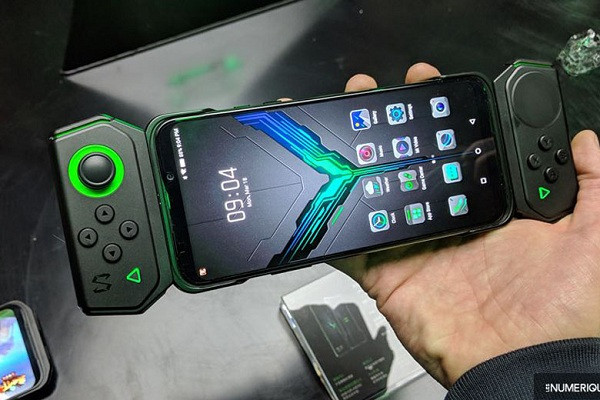 Đây là mẫu điện thoại di động kỷ nguyên 5G đầu tiên trang bị nền tảng di động Qualcomm 865 mới, mang đến cho người dùng trải nghiệm mạng tốc độ cao hơn, đặc biệt là tính năng sạc nhanh 65W.