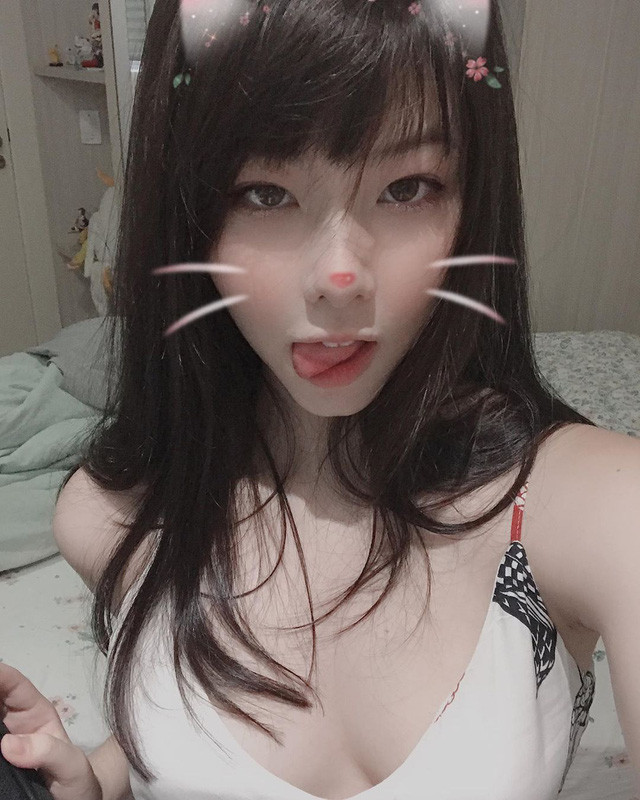 Theo đuổi phong cách quyến rũ, người đẹp cũng không ngần ngại đăng ảnh diện đồ gợi cảm khoe đường cong cơ thể, tạo dáng táo bạo lên mạng xã hội.