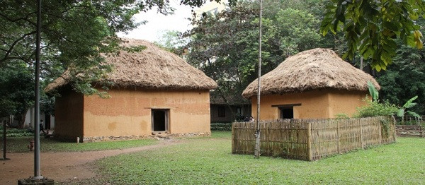Ngôi nhà Hà Nhì trong khuôn viên Bảo tàng DTHVN được dựng vào năm 2004 và trải qua bốn lần tu sửa. Nhà rộng hơn 80m2, do 20 người Hà Nhì làm trong 56 ngày, theo mẫu nhà của ông Tráng A Lù ở thôn Lao Chải 1, xã Y Tý, huyện Bát Xát, tỉnh Lào Cai.