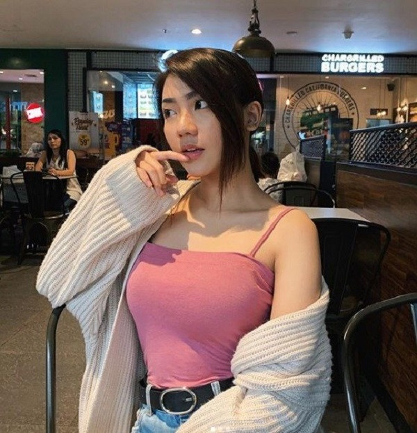 Cộng đồng eSports Đông Nam Á không còn xa lạ với cái tên Rachel Florencia - nữ game thủ nổi tiếng người Indonesia. Tuy mới 20 tuổi, Rachel đã chứng minh được tài năng của mình ở lĩnh vực game cũng như nhiều lĩnh vực giải trí khác, thu hút lượng lớn người hâm mộ.