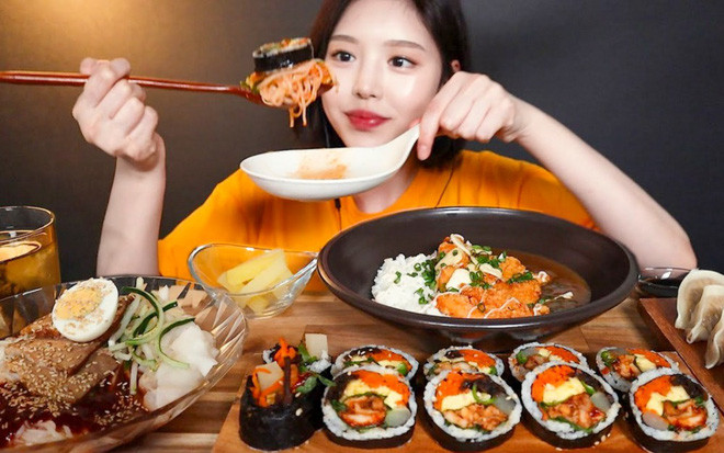 Nữ YouTuber mukbang ồn ào và thị phi nhất trên MXH những ngày gần đây chính là Moon Bokhee - chủ sở hữu kênh Eat with Boki có 4,5 triệu subscribes cùng hơn 840 triệu lượt xem chỉ trong vòng hơn 1 năm thành lập.