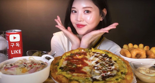 Gần đây nhất, nữ YouTube tiếp tục bị người xem tố là nói dối khi khẳng định rằng mình tự quay và chỉnh sửa video trong khi thực chất lại có cả ekip đứng sau. Mời độc giả xem video: Hiểm họa từ trào lưu ăn uống trực tuyến - Nguồn: KÊNH VTC14