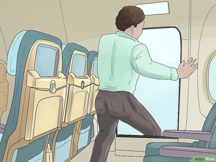 Thoát khỏi máy bay càng nhanh càng tốt. Đảm bảo rằng cửa thoát hiểm mà bạn chọn là an toàn. Nhìn qua cửa sổ để biết chắc không có cháy hay những thứ độc hại khác chờ bạn ngoài cửa thoát hiểm. Nếu có, cố gắng thoát ra bằng cửa đối diện, hoặc dùng bộ cửa thoát hiểm khác.