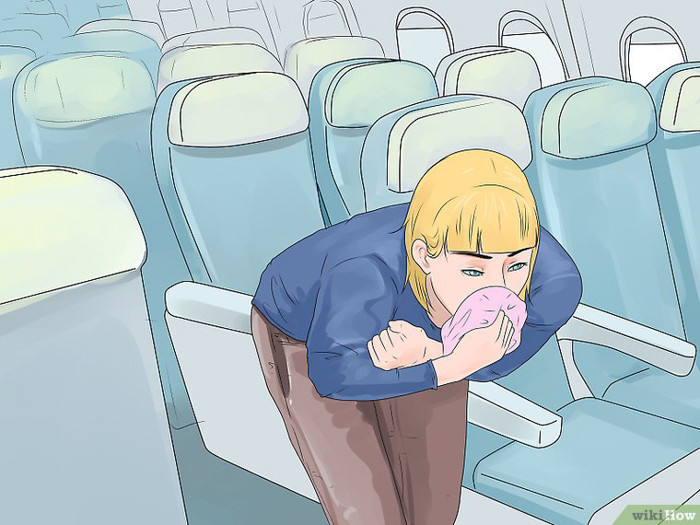Bảo vệ bản thân khỏi khói. Cháy nổ và khói là nguyên nhân gây tử vong lớn nhất trong các thảm họa máy bay. Khói của đám cháy trên máy bay có thể rất dày và độc, do đó, bạn cần che mũi và miệng bằng khăn để tránh hít khỏi khói này. Nếu có thể, làm ẩm khăn để tăng cường khả năng lọc khói.