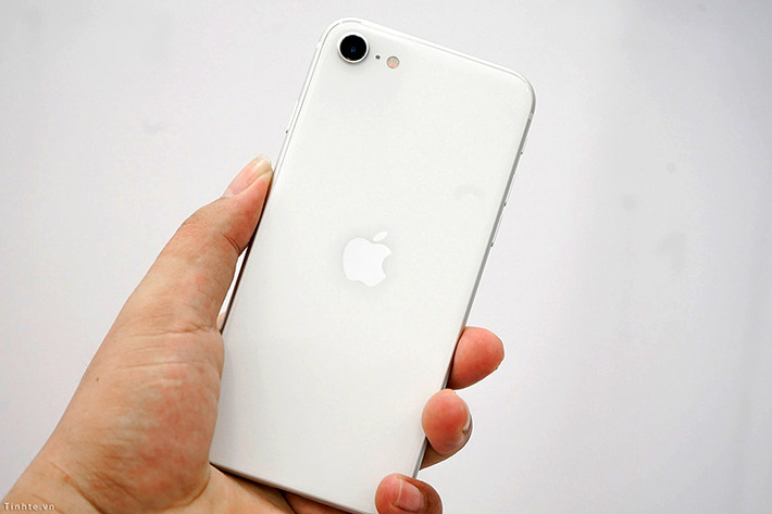 Mặt lưng kính đơn giản và cũng là điểm khác biệt so với iPhone 8 ở vị trí logo "táo khuyết" ở chính giữa. Mặc dù là thay đổi khá nhỏ nhưng việc đưa logo táo vào trung tâm và loại bỏ tất cả chữ bên dưới lại cho cảm giác khá hiện đại, kiểu tối giản. Đây là một cảm nhận thực tế khi ifan cầm trên tay chiệc SE 2020 này. Ảnh: tinhte.vn