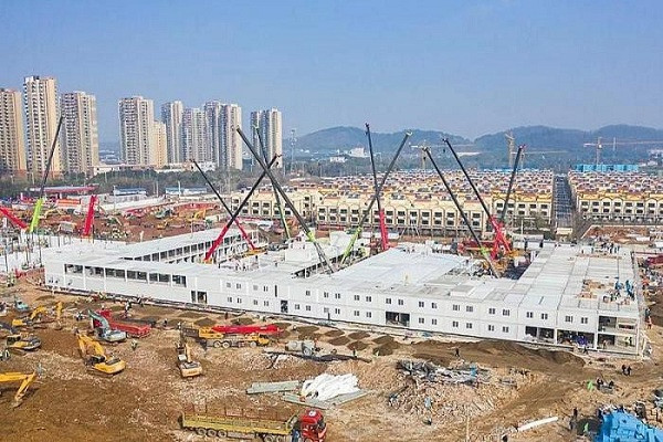 Không chỉ thế, người ta còn ứng dụng công nghệ in 3D vào xây dựng phòng bệnh cho bệnh viện dã chiến, cung cấp nhu cầu cho tâm dịch. Mỗi phòng bệnh có diện tích khoảng 10m2, có thể cho 2 bệnh nhân nằm và đặc biệt chỉ mất 2 giờ đồng hồ để in xong.