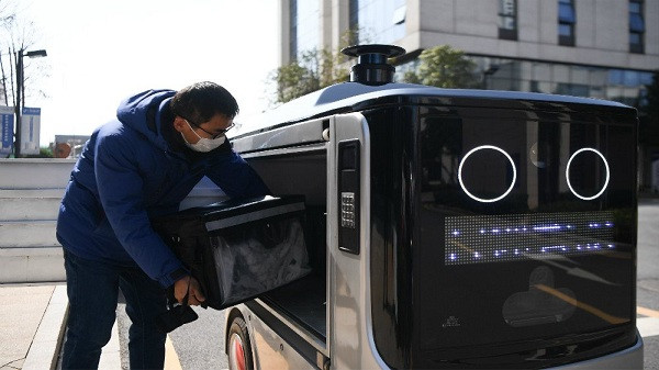Cũng trong thời điểm nhiều khu vực phải phong tỏa vì dịch bệnh diễn biến phức tạp, robot dần được đưa vào thay thế vai trò của con người. Tạm biệt những shipper chuyên giao hàng, giờ đây, khách hàng Trung Quốc thích thú với những con robot tự lái, drone giao hàng chuyên nghiệp.