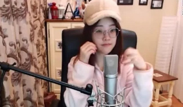 Tuy nhiên, Đề Mạc cũng dính không ít tai tiếng khi từng lộ gương mặt khác lạ trên sóng livestream do vô tình tắt app làm đẹp. Cô còn bị cho là đã can thiệp phẫu thuật thẩm mỹ để có diện mạo xinh đẹp như hiện tại.