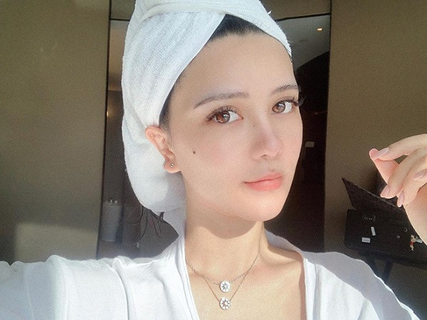 Cống Nhất là nữ streamer Trung Quốc sở hữu hàng nghìn follower luôn xuất hiện với diện mạo xinh đẹp, sang chảnh. Cô được nhiều người hâm mộ khen ngợi là nhan sắc khá Tây với đôi mắt to tròn, sống mũi cao.