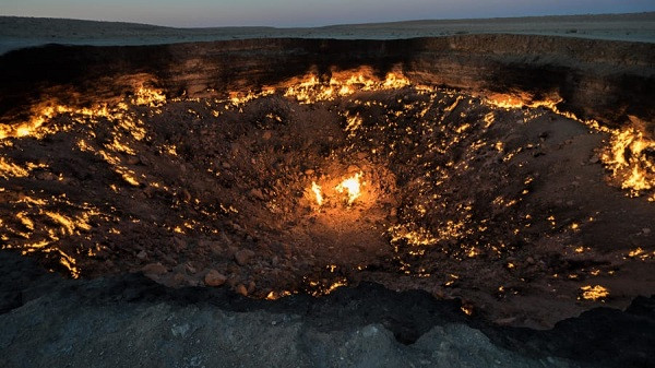 Miệng núi lửa Darvaza, Turkmenistan được người dân địa phương mệnh danh là Cánh cửa địa ngục. Vùng đất kỳ lạ này không may lại do chính con người tạo ra, đã hừng hực cháy suốt 40 năm và chưa có dấu hiệu lụi tàn.
