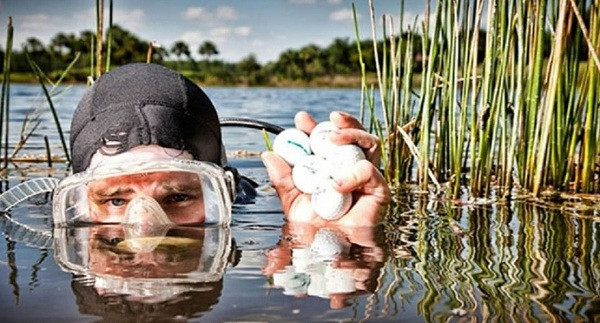 Những người làm nghề lặn nhặt bóng golf được xem là thợ săn kho báu giữa đời thực, tuy nhiên trong trường hợp này kho báu chính là các quả bóng golf. Sam Harrison, (London, Anh) - người trong ảnh, có thể nhặt 5.000 quả bóng chỉ trong một hồ và bán với giá 75 cents/quả