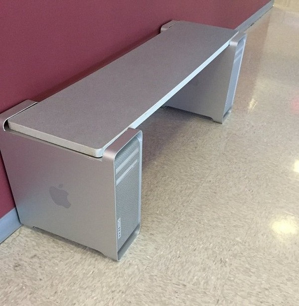 Hai thùng Mac Pro xịn xò được dùng làm chân bàn cực chất.