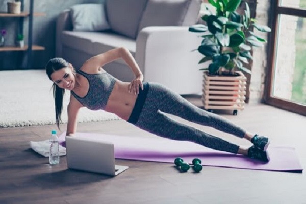 Mùa Covid-19, ngay cả những huấn luyện viên thể hình và yoga chắc hẳn cũng trong tình trạng làm việc online, sẽ thường xuyên đăng tải các video hướng dẫn tập luyện tại nhà. Vui chơi nhưng bạn đừng quên rèn luyện sức khỏe bằng những bài tập tại gia, nâng cao sức đề kháng chống lại virus corona.