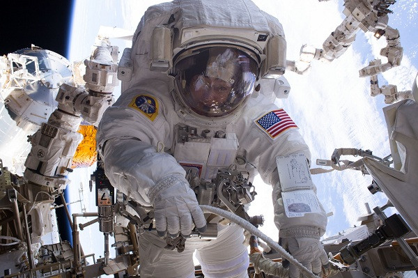 Ngày 1/7 vừa qua, hai phi hành gia của NASA là Chris Cassidy và Robert Behnken đã thực hiện chuyến spacewalk (đi bộ trong không gian) lần thứ 229. Và nhiệm vụ lần này của họ là bước ra ngoài không gian để thay pin cho Trạm vũ trụ quốc tế ISS.