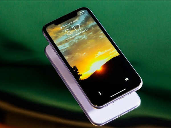 Màn hình không có tai thỏ: “Tai thỏ” trên màn hình trở thành đặc trưng của iPhone kể từ khi dòng iPhone X ra mắt năm 2017, để cung cấp đủ không gian cho thiết kế camera trước và cảm biến FaceID. Tuy nhiên đây cũng là thiết kế bị nhiều người dùng đánh giá là bất tiện và chưa thẩm mỹ. Trong khi đó, từ dòng Galaxy S10 cho đến S20 mới ra mắt, màn hình được Samsung gọi là “Infinity-O” tối giản hết mức chỉ còn lỗ tròn chứa camera. Ảnh: BI