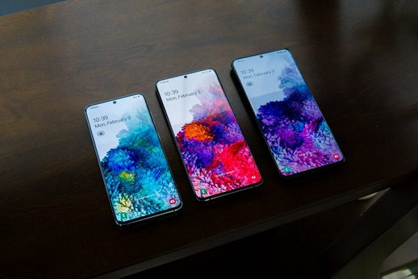 Màn hình lớn hơn: Bộ 3 Samsung Galaxy S20 đều sở hữu màn hình lớn hơn so với các phiên bản điện thoại iPhone 11 của Apple. Galaxy S20 Ultra sở hữu màn hình lớn nhất là 6,9 inch, trong khi iPhone 11 Pro Max có màn hình 6,5 inch. Ảnh: BI