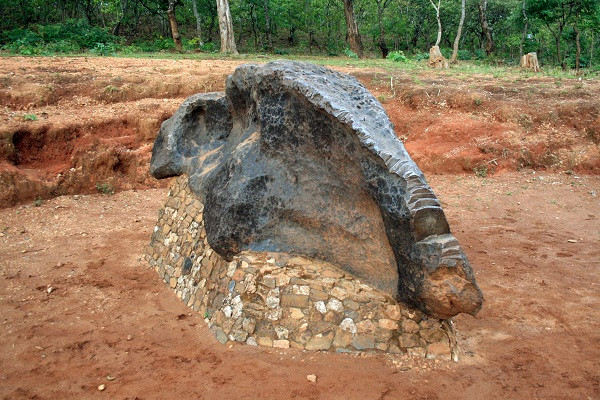 Thiên thạch Mbozi được tìm thấy ở Tanzania vào thập niên 1930, khi ấy đã bị chìm một nửa bên dưới mặt đất. Nó có chiều dài 3 mét và nặng 25 tấn, gần gấp đôi Willamette.