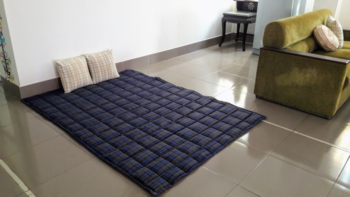Nếu nhiệt độ ngoài trời quá nóng bức, hãy thử trải tấm đệm mỏng dưới sàn, bạn sẽ thấy mát hơn và cải thiện giấc ngủ mùa hè đáng kể.