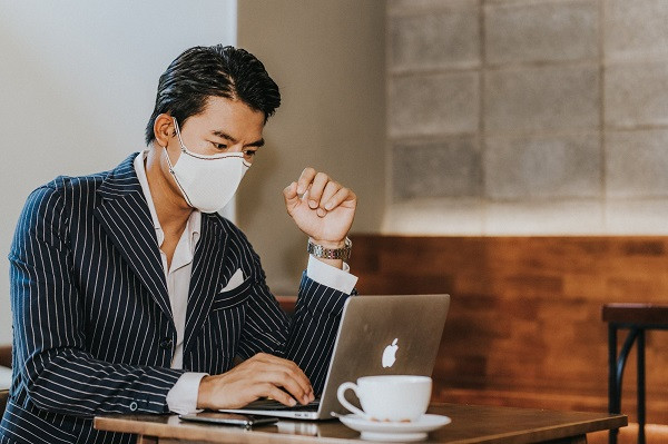 Điều khác biệt nhất ở chiếc khẩu trang made in Việt Nam này là mùi hương cà phê tự nhiên, khiến trách nhiệm “đeo khẩu trang” không còn là điều gì đó quá ngột ngạt. Người dùng cảm thấy thư giãn hơn, thoải mái hơn nhiều khi đeo khẩu trang, lại bảo vệ sức khỏe.