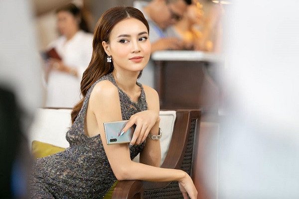 Trước đó không lâu, vào cuối năm 2019 nữ diễn viên từng trên tay phiên bản màu cầu vồng độc đáo. Ảnh: FBNV