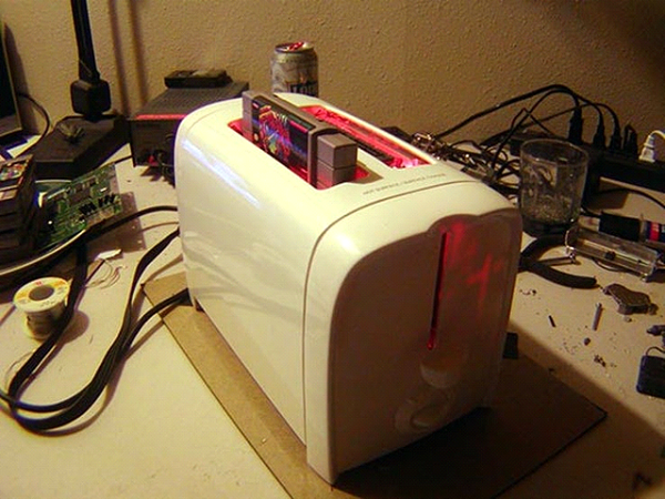 Modder Rich Daluz nhìn vào lò nướng bánh của mình và phát hiện ra rằng, chiếc đĩa game Super Nintendo có kích thước vừa vặn hoàn hảo khe chứa của lò nướng bánh mì. Và thế là ý tưởng độ máy chơi game độc đáo này ra đời.