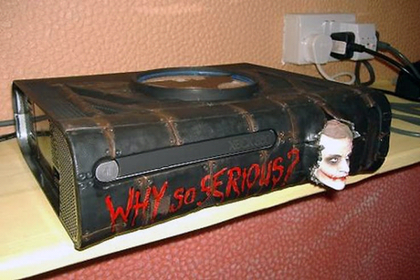 Chiếc máy chơi game phiên bản Joker, kèm theo là khẩu hiệu màu đỏ như vết máu "Why so serious".