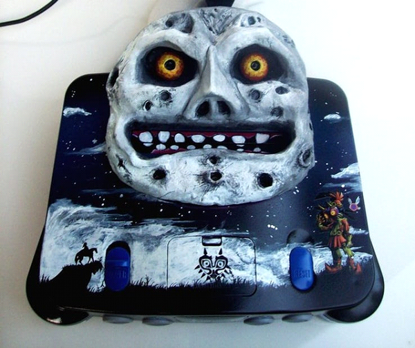 Creative Box đã quyết định chế tạo Nintendo 64 màu xanh theo phong cách của Quỷ mặt trăng với gương mặt dữ tợn và gớm ghiếc.