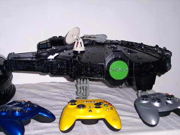 Những người yêu thích Stars War và những con tàu vũ trụ hẳn sẽ rất mê đắm chiếc Xbox 360 phiên bản tàu vũ trụ cực ngầu này. Bạn vừa có thể dùng nó để chơi game lại vừa nghe được âm thanh ù ù phát ra như đang bay cùng với dải đèn LED nhấp nháy cực lạ mắt.