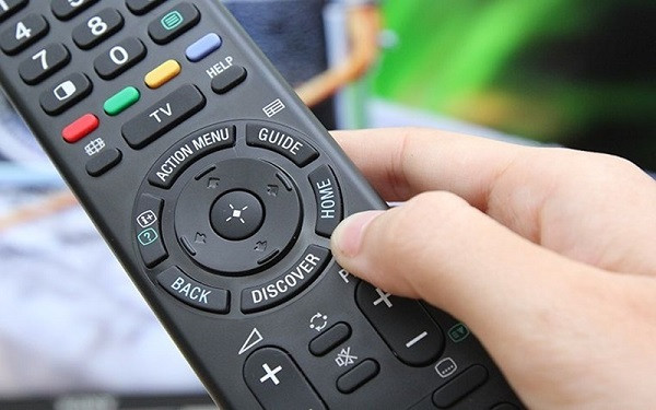 Ngay cả bàn phím máy tính, hay điều khiển ti vi,... chúng ta thường có thói quen vừa sử dụng chúng vừa dùng tay bốc đồ ăn, trong khi bàn phím hay điều khiển lại không phải là đồ vật mà bạn vệ sinh mỗi ngày, thậm chí có thể còn được sử dụng bởi nhiều người.