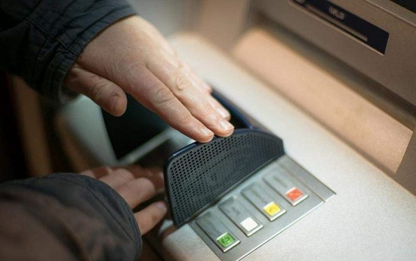 Tương tự như nút thang máy, nút bấm ở những cây ATM, hay thậm chí những chiếc thẻ giao dịch cũng tiềm ẩn nguy cơ lây lan Covid-19 mà nhiều người thường chủ quan.