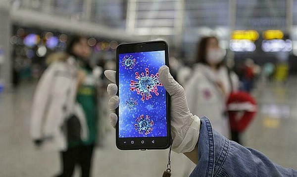 Theo khuyến cáo của Bộ Y tế Singapore, người dùng smartphone nên thường xuyên vệ sinh điện thoại, đặc biệt lưu ý nếu có ý định mượn dùng thiết bị này từ người có biểu hiện nhiễm bệnh. Giọt bắn sau khi ho, hắt hơi chứa virus corona có thể tồn tại trên thiết bị di động tới 96 giờ nếu không được sát khuẩn.