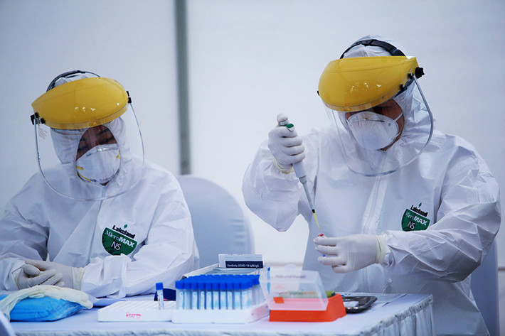 Sau khi nhận được mẫu máu, xét nghiệm với bộ Kit test nhanh được tiến hành.