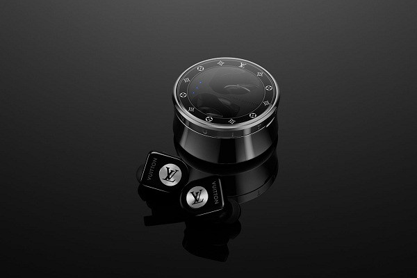 Thiết bị có tên đầy đủ Louis Vuitton Horizon, thiết kế bắt mắt với phong cách rock Earbud. Tai nghe được đặt trong chiếc hộp tròn trông cực kỳ sang chảnh và tinh tế.