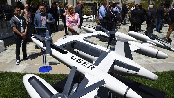 Grab và Volocopter không phải những doanh nghiệp duy nhất "để mắt'' tới dịch vụ taxi bay. Uber cho biết hãng này cũng sẽ hợp tác với một số đối tác và nhà sản xuất ô tô lớn, ra mắt taxi hàng không vào năm 2023.