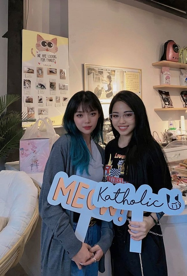 Được biết, quán cà phê mèo của Linh Ngọc Đàm hiện đang nuôi dưỡng 15 chú mèo hoang được nữ streamer đích thân đón về từ các trạm cứu hộ thú cưng. Streamer 9X từng chia sẻ chi phí gây dựng quán cafe này khá đắt đỏ, tuy nhiên cô vẫn quyết tâm thực hiện ước mơ để đem lại cho mèo hoang một mái ấm tràn đầy tình yêu thương.
